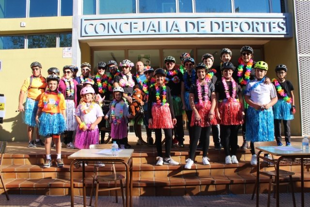 El Día de la Bicicleta reúne a cerca de 500 participantes en una jornada familiar en la que se sortearon 10 cascos y tres bicicletas