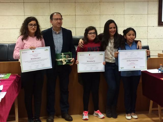 Se entregan los premios del III Concurso de Dibujo 'En el reciclaje, tú pintas mucho'