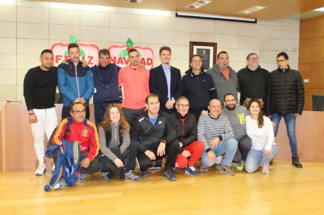 El alcalde recibe la visita de 7 internos del Centro Penitenciario Murcia I en el marco de un programa de visitas terapéuticas