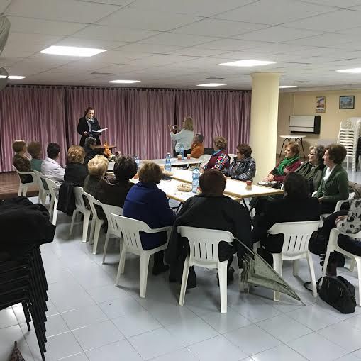 Usuarios del Centro Municipal de Personas Mayores participan en las actividades organizadas con motivo del Día Mundial de la Poesía