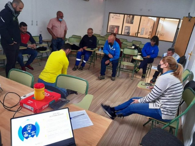 El personal de mantenimiento y técnicos municipales de la Concejalía de Deportes recibe formación en primeros auxilios y manejo de los desfibriladores