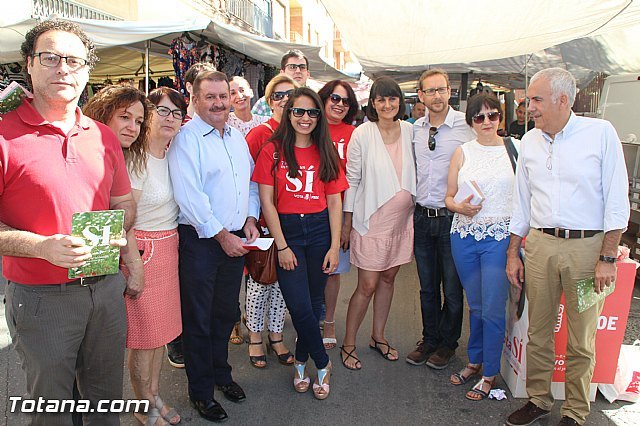 La candidata del PSOE-RM al Congreso de los Diputados, María González Veracruz y miembros el PSOE local y regional visitan el mercadillo de Totana