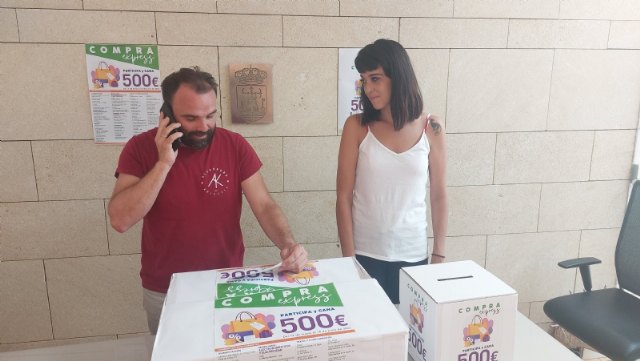 Rocío De Carlos Coutiño, ganadora del concurso “Compra Express”, dotado con un premio de 500 euros a gastar en 10 establecimientos comerciales