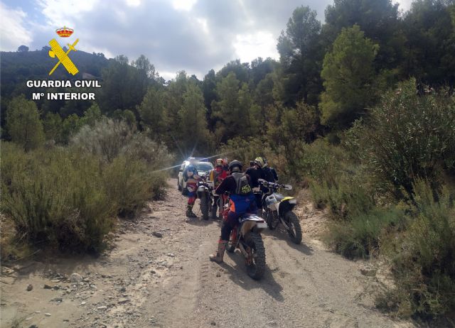 La Guardia Civil localiza a un grupo de motoristas que circulaba monte a través en Totana