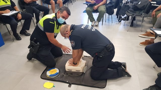 La Policía Local desarrolla una acción formativa sobre Soporte Vital Básico y uso del desfibrilador externo semiautomático (DESA)