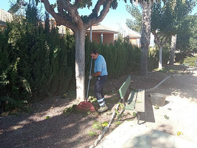 Desbroce de cunetas en El Paretón