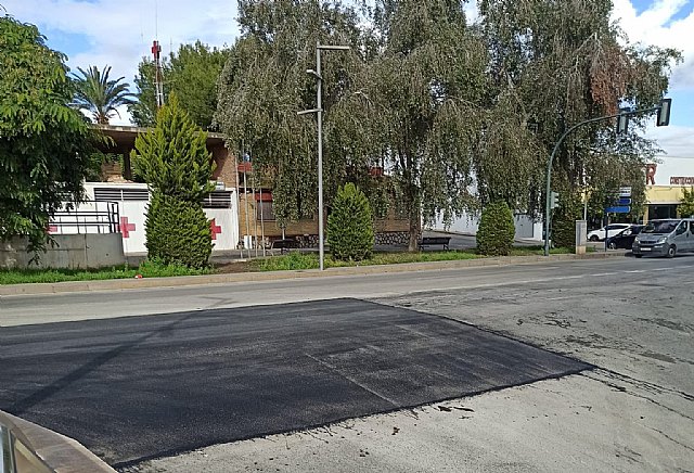 Se reasfalta un tramo dañado de la Avenida Juan Carlos I, cruce Camino Hondales