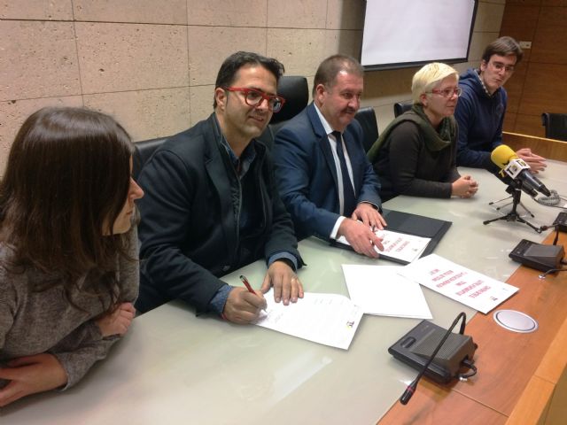 El Ayuntamiento y la Agrupación Musical de Totana suscriben un convenio de colaboración por importe de 6.000 euros para dinamizar su participación en actividades culturales del municipio