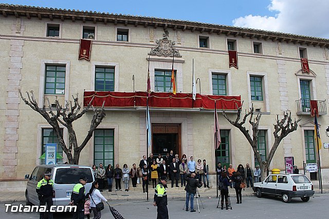 Se guarda un minuto de silencio a las puertas del Ayuntamiento en solidaridad con las víctimas y heridos del atentado terrorista de Bruselas