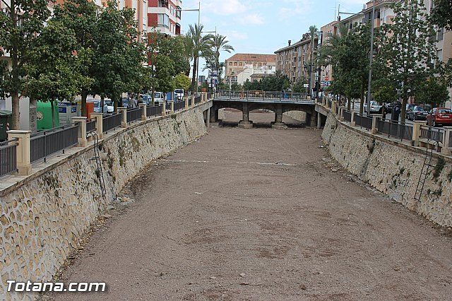 Acondicionan el cauce de la rambla de La Santa a su paso por Totana con motivo de Semana Santa