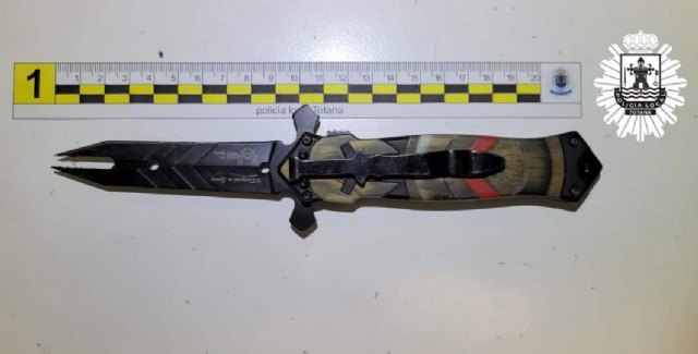 La Policía Local de Totana incauta un arma prohibida en la piscina pública del Polideportivo