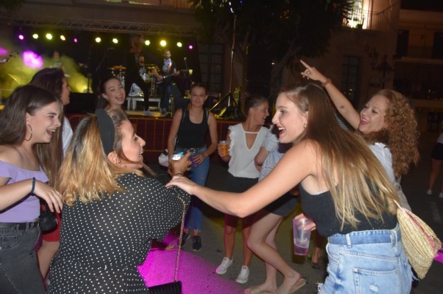 Suscriben un convenio de colaboración con ASEMHOS para la cesión de barras a cambio de la promoción de actividades en los festejos patronales