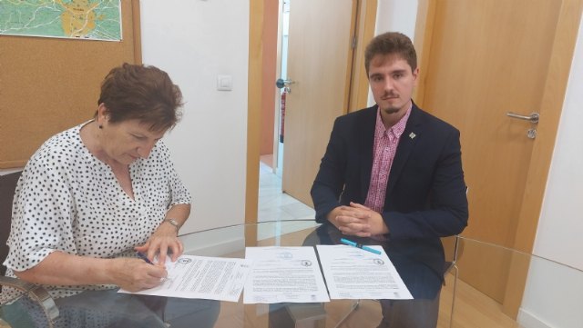 El alcalde suscribe un convenio de colaboración con la Asociación de Artesanos de Totana para la promoción de actividades del sector