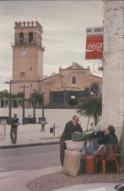 La fotografía sitúa, en su puesto de venta de castañas, a Soledad Perellón, frente a su lugar habitual, espacio que en la actualidad se corresponde con el lateral del Banco Santander. En aquel tiempo a sus espaldas se encontraba la tienda de Joaquín 