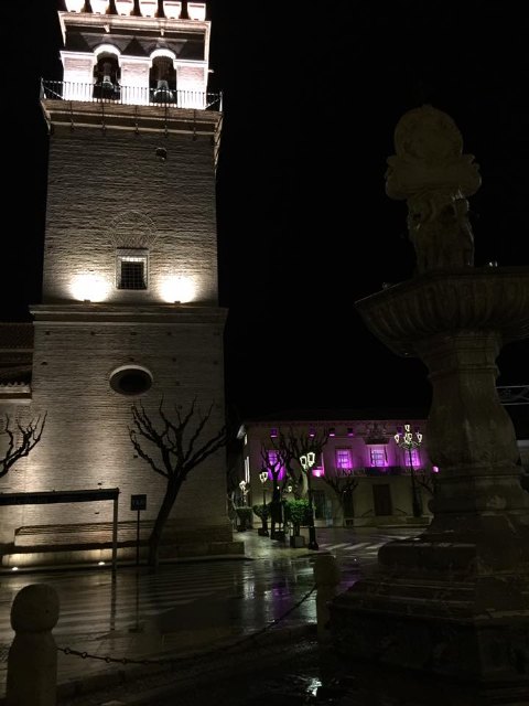 Esta noche, llueve y resalta la iluminación de la plaza con esos colores contra la violencia de género
