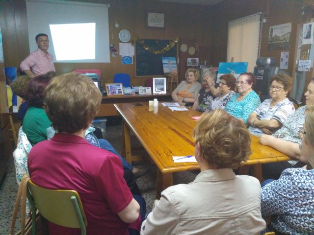 Imparten una conferencia sobre el nuevo bono social a socias de la Asociación de Amas de Casa y Consumidores 'Tres Avemarías'