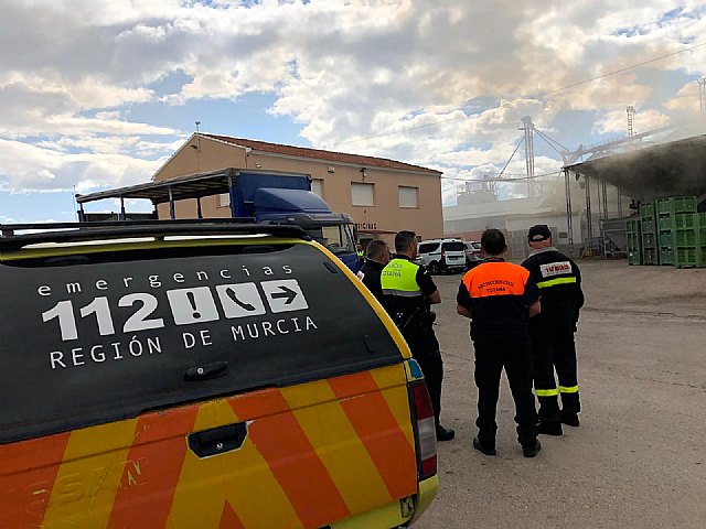 Bomberos apagan el incendio declarado en un secadero de pimientos en las afueras de Totana
