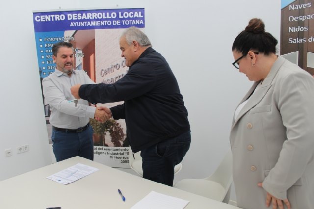 Ceden una nave del Vivero de Empresas a un nuevo emprendedor que promoverá un negocio de distribución y fabricación de productos ortopédicos