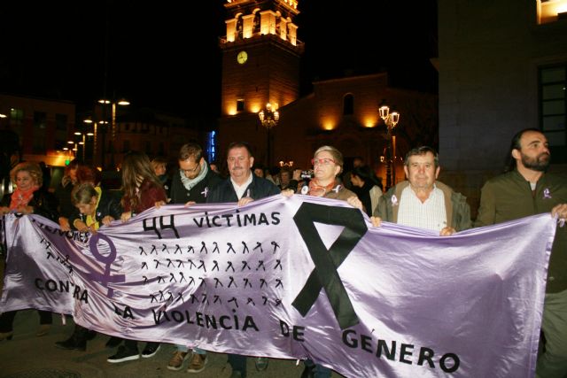 Se celebra el acto central para conmemorar el Día Internacional de la Lucha contra la Violencia de Género, con la lectura del manifiesto, el homenaje a las víctimas y una concentración por calles de la ciudad