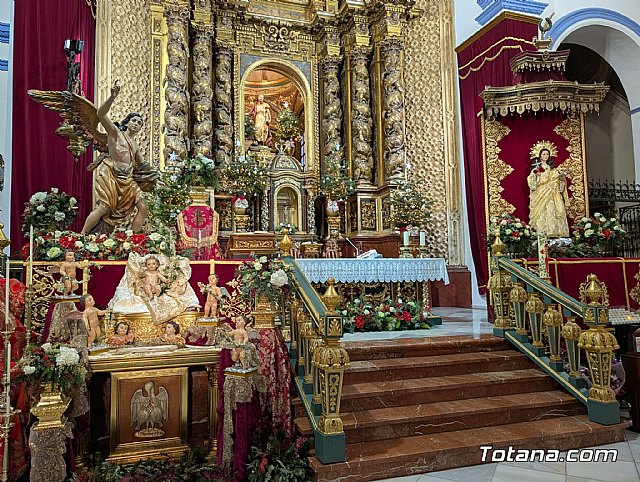 La Parroquia de Santiago el Mayor presenta un altar navideño cargado de simbolismo teológico y belleza