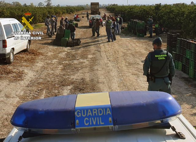 La Guardia Civil investiga a dos mujeres que favorecieron la contratación irregular de una de ellas