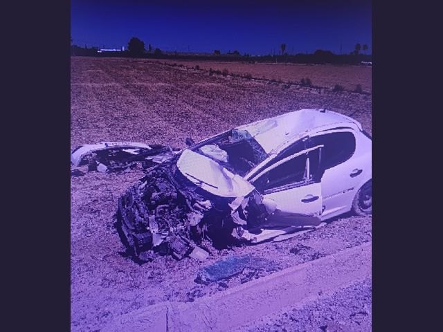Dos heridos en un accidente de tráfico en Lebor Bajo, Totana, tras colisionar un vehículo con una farola