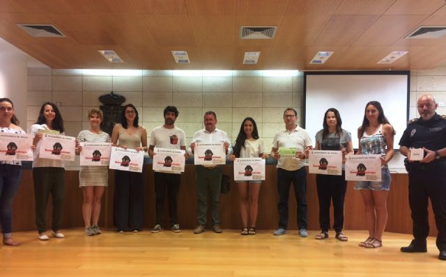 Los propietarios de mascotas de compañía podrán identificarlas con un microchip por un precio más económico en virtud del acuerdo suscrito con cinco clínicas y centros veterinarios de Totana