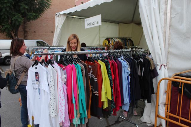 Arranca la XI Feria Outlet de Totana que se celebra en la plaza de la Constitución hasta este próximo domingo, con una variada oferta de expositores y artículos con importantes descuentos