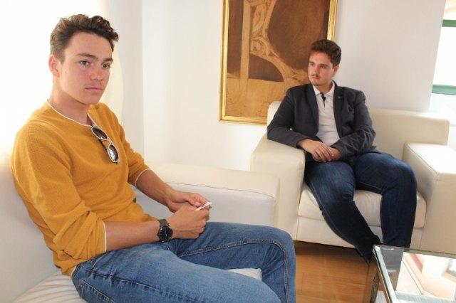 El alcalde felicita al triatleta totanero Sergio Baxter tras sus últimos éxitos deportivos aprovechando unos días de visita a Totana