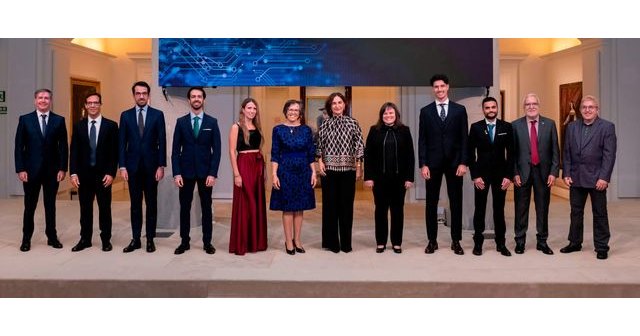 La presidenta de la SCIE, Inmaculada García Fernández, y la directora de Relaciones Institucionales de la Fundación BBVA, Silvia Churruca, con los premiados.