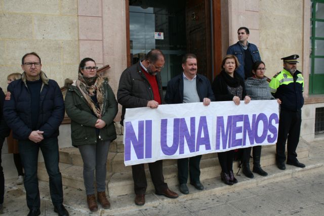 Se guarda un minuto de silencio en señal de condena y repulsa por el último presunto caso de violencia machista en Benicássim - Castellón -