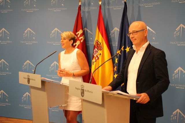 La portavoz del Gobierno regional, Noelia Arroyo, y el consejero de Desarrollo Económico, Turismo y Empleo, Juan Hernández, en la rueda de prensa para informar de los asuntos de Consejo de Gobierno / CARM