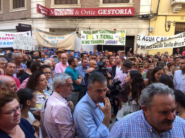 Autoridades municipales acompañan en sus reivindicaciones a agricultores de Totana