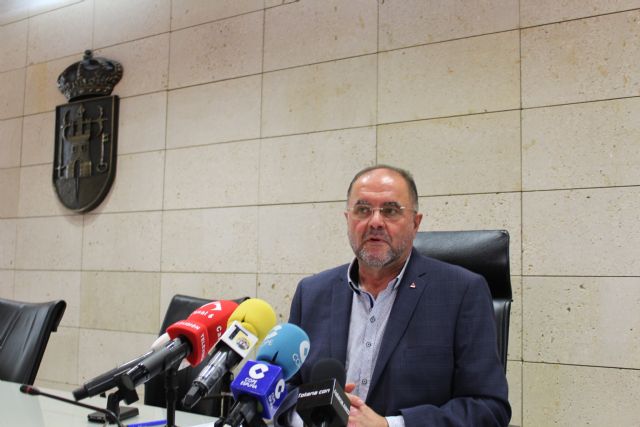 El alcalde denuncia una 'estrategia de estrangulamiento' al Gobierno municipal, lamentando que la oposición promueva aumentar las asignaciones por asistencia a plenos el 73% y rebajar un 19% el salario de los concejales con dedicación exclusiva