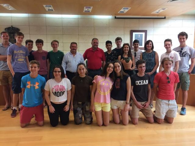 Autoridades municipales realizan una recepción institucional a alumnos ingleses que participan en un intercambio de inmersión lingüística con estudiantes del IES 'Juan de la Cierva'