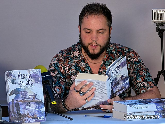 Héctor Bastida presenta 'La mirada de los galgos': realismo mágico y activismo en la feria AnimaliCCOs