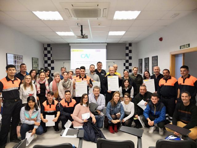Técnicos del CAVAX forman a los voluntarios que prestarán servicio en el Punto Violeta durante las fiestas patronales de Santa Eulalia