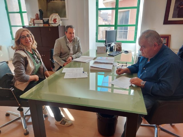 Suscriben un convenio con la Asociación de Comerciantes de la Avenida de Lorca para celebrar la Feria de Navidad y Regalo