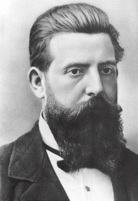 En 1882, el arquitecto diocesano Justo Millán Espinosa (1843-1928) diseñó un suntuoso recinto para el cementerio de Totana. El nuevo cementerio se bendecía el 15 de septiembre de 1884, comenzando su uso el tres de marzo de 1885 con el enterramiento de un niño de veinticinco meses, Pedro Martínez Tudela, residente en la diputación de La Huerta.