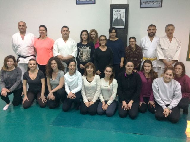 Más de una treintena de mujeres participan en el Taller de Defensa Personal de la Mujer dentro del programa contra la Violencia de Género