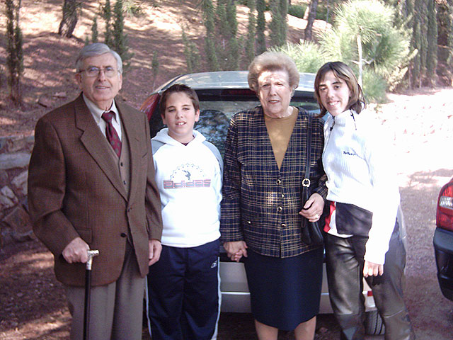 Manuel Victoria Conesa junto a su mujer y dos nietos