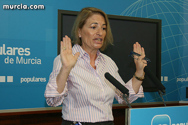 La presidenta del PP en Totana, Isabelle Nau, en rueda de prensa / Murcia.com