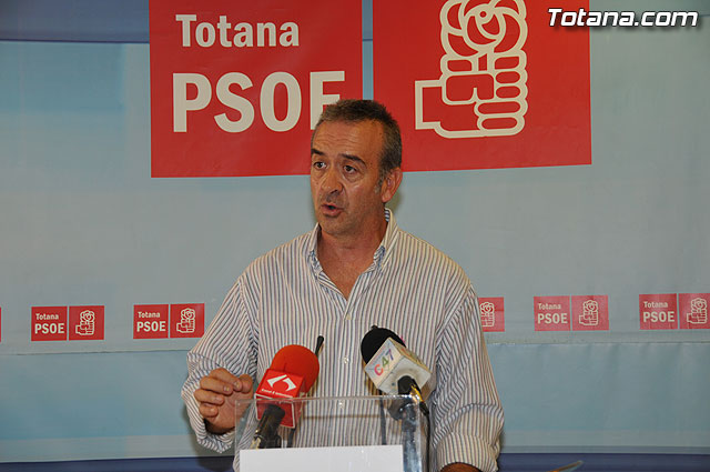 El secretario general del PSOE en Totana, Juan Francisco Otálora, en rueda de prensa / Totana.com
