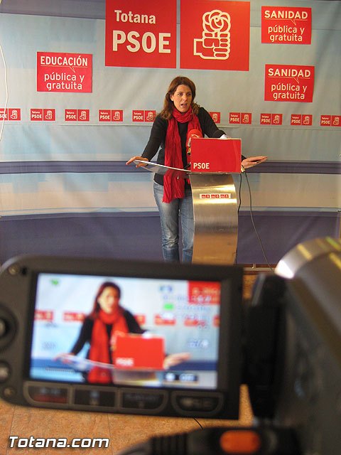 La concejal socialista María Dolores Redondo ofreció una rueda de prensa / Totana.com