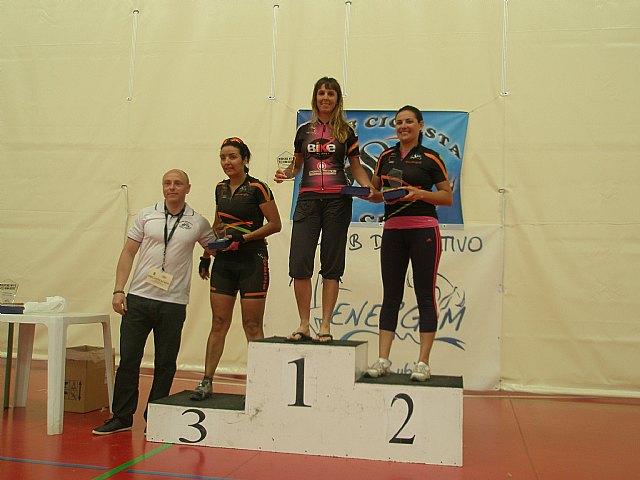 Lidia Fernández recogiendo el primer premio