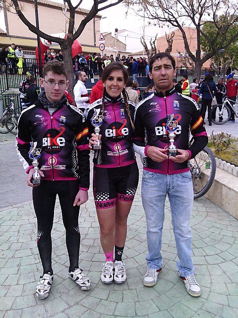 Fulgencio, Lidia y Oscar con sus trofeos