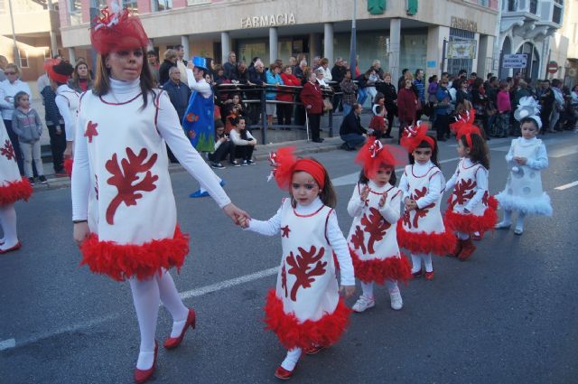 Cientos de personas salen a la calle para recibir el carnaval infantil 2014