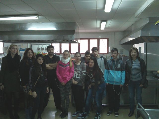 Alumnos del Aula Ocupacional visitan el Programa de Cualificación Profesional de Cocina que se imparte en el IES 'Juan Bosco' de Lorca