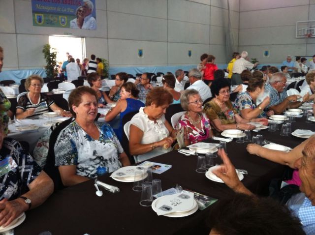 Autoridades municipales celebran junto con usuarios del Centro de Personas Mayores la Balsa Vieja el 'Día del abuelo'