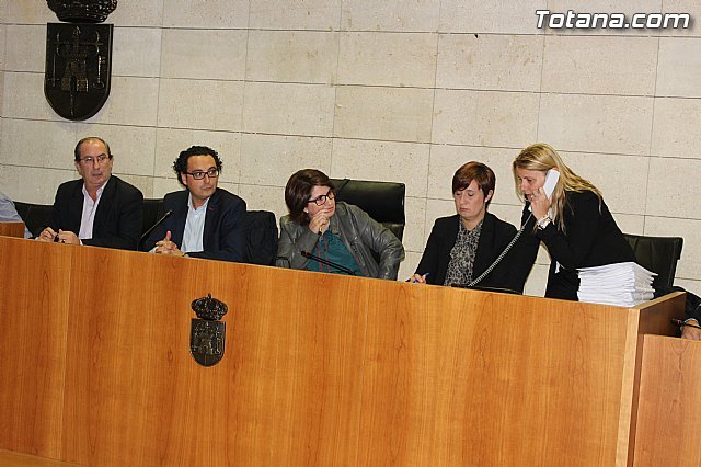La alcaldesa, Isabel María Sánchez (3i), observa a la secretaria, Laura Bastida, hablar por teléfono ayer, antes del Pleno. / Totana.com
